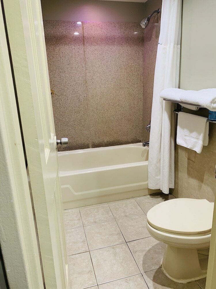 Hotel Ramada By Wyndham Rockville Centre
