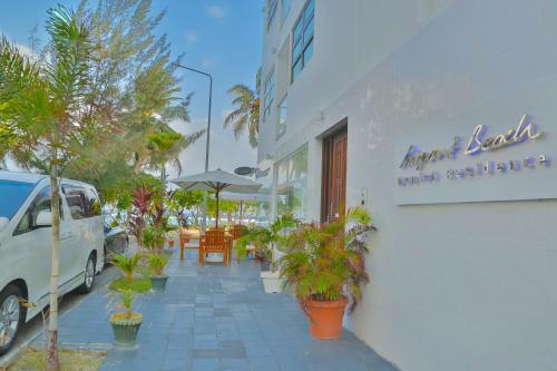 Airport Beach Hotel