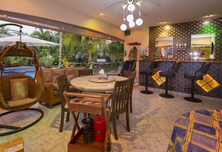 Relaxing Palm Pool Villa