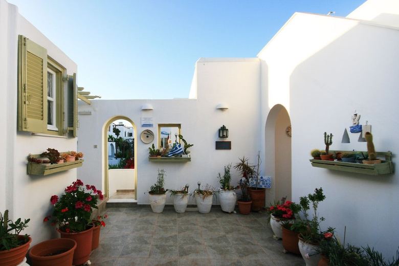 Leonardos Apartments