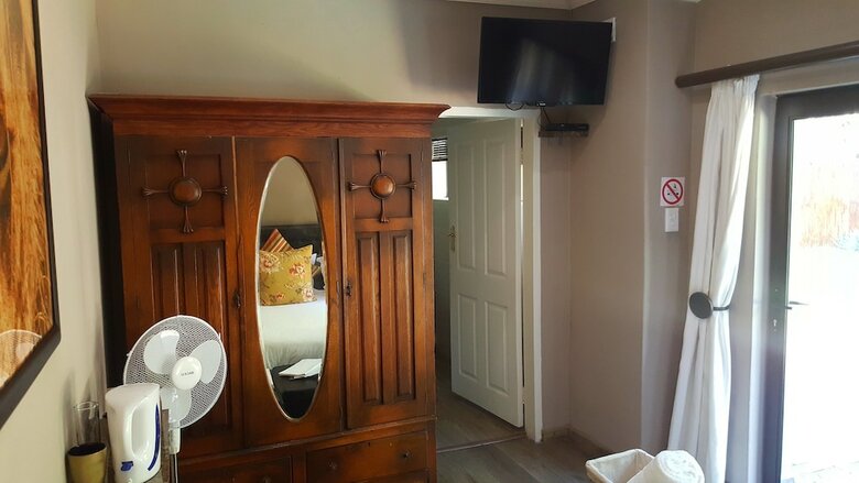 Hotel Aerotropolis Guest Lodge