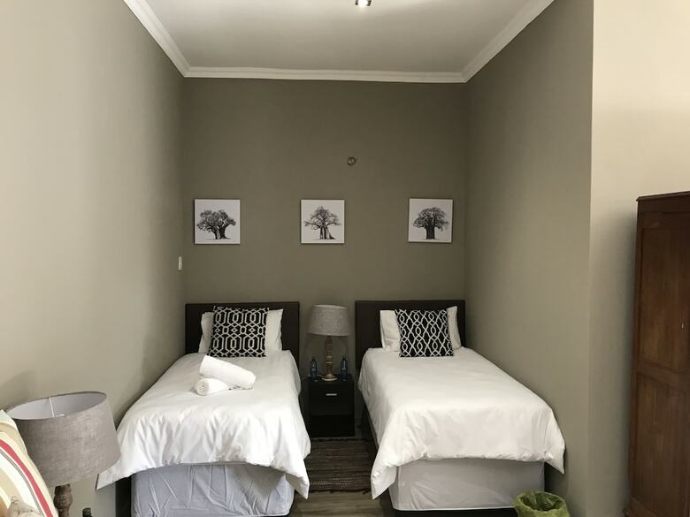 Hotel Aerotropolis Guest Lodge