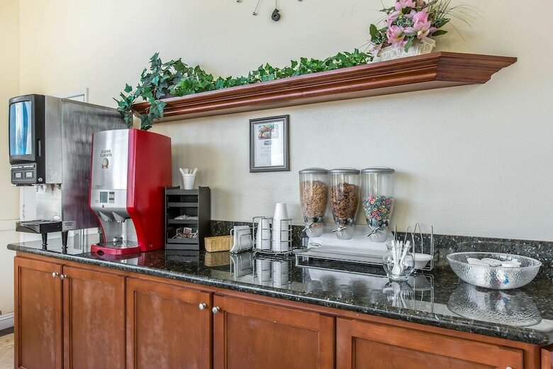 Hotel Rodeway Inn & Suites Canyon Lake I-15