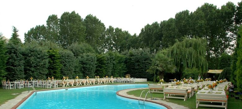 Hotel Village Park Resort And Spa Otel