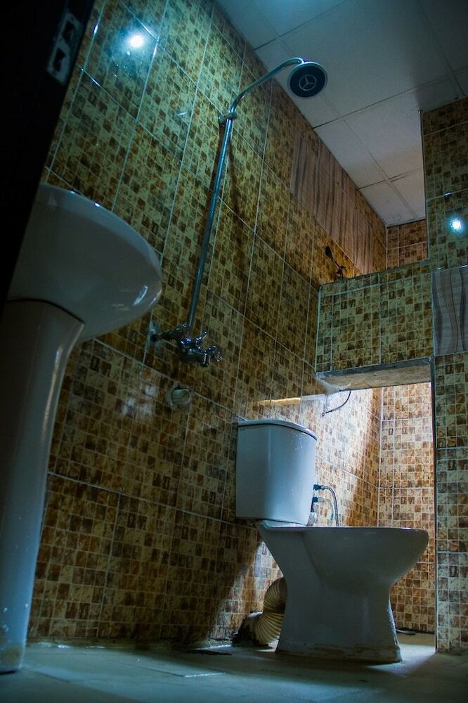 Glasshouse Hotel And Suites
