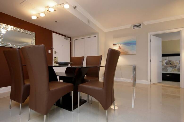 Deluxe Beach Resort - Hora Rentals