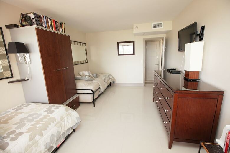 Deluxe Beach Resort - Hora Rentals