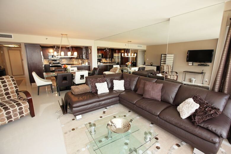 Deluxe Beach Resort - Hora Rentals