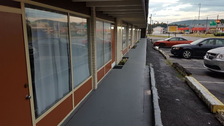 Breezwood Motel