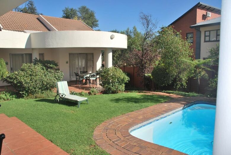 Hotel Woodmead Guest Lodge