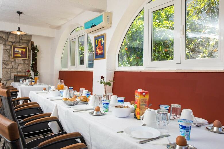 Hotel J&j Bed And Breakfast