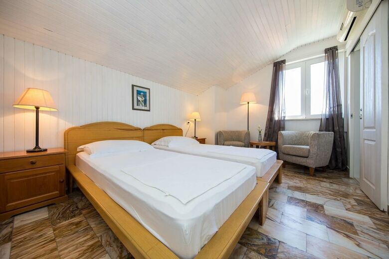 Hotel J&j Bed And Breakfast