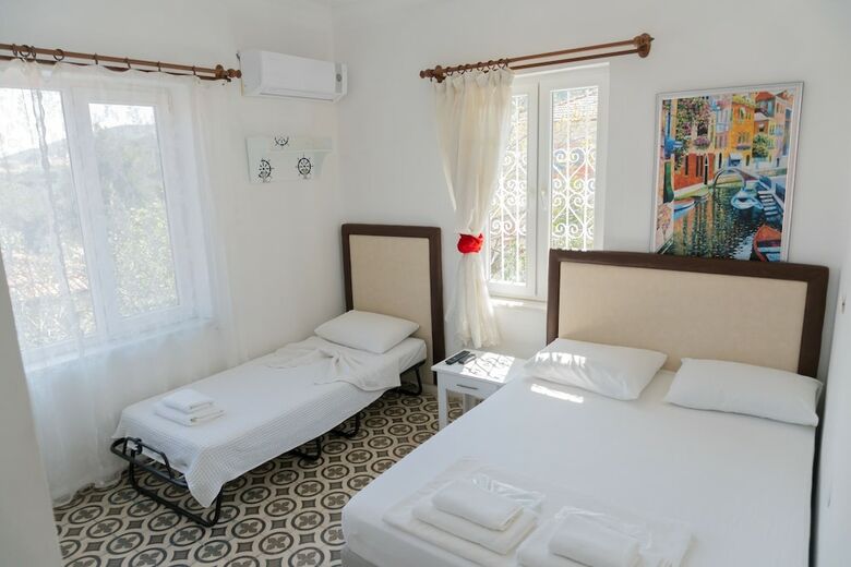 Lacivert Hotel