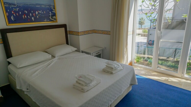 Lacivert Hotel