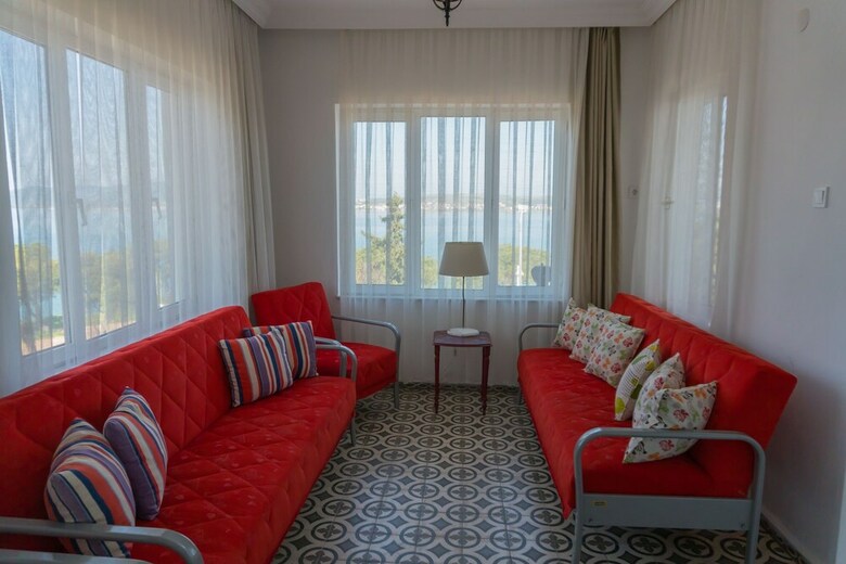 Lacivert Hotel