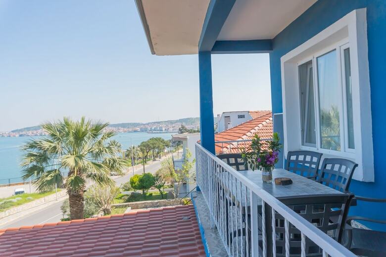 Lacivert Hotel