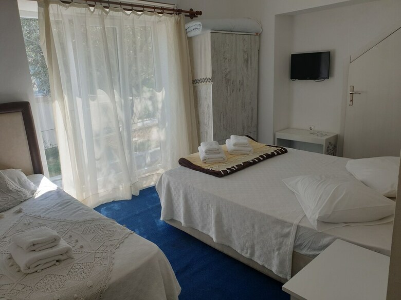 Lacivert Hotel