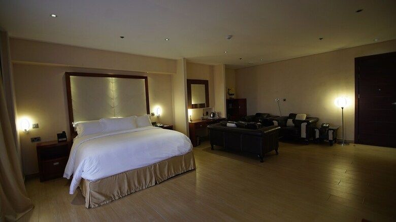 Pearlwort Hotel And Suites