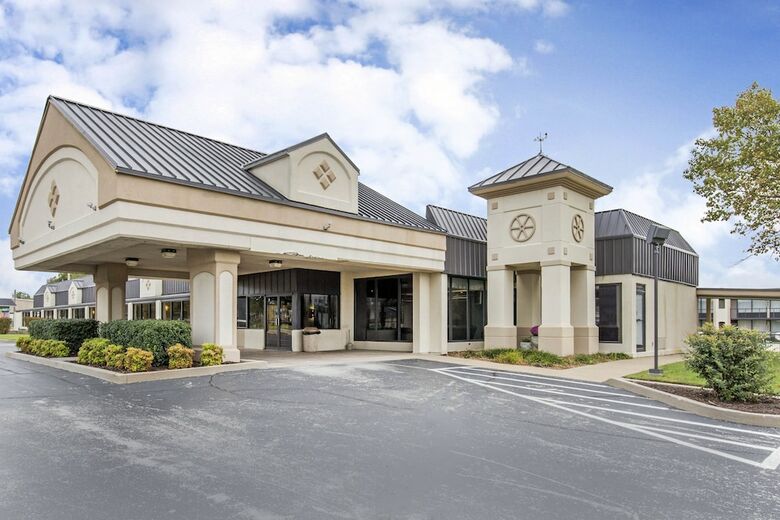Hotel Lamplighter Inn And Suites