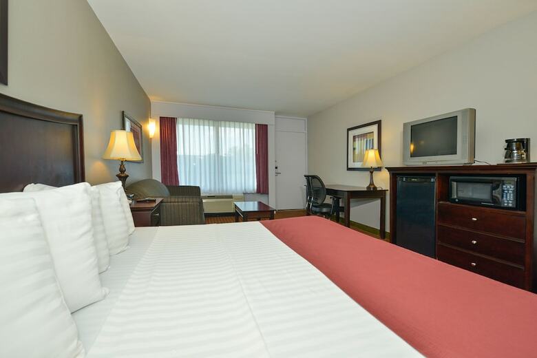 Hotel Lamplighter Inn And Suites