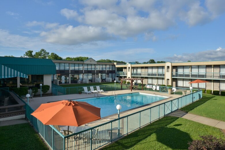 Hotel Lamplighter Inn And Suites