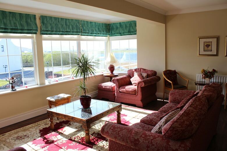 Lake House Hotel