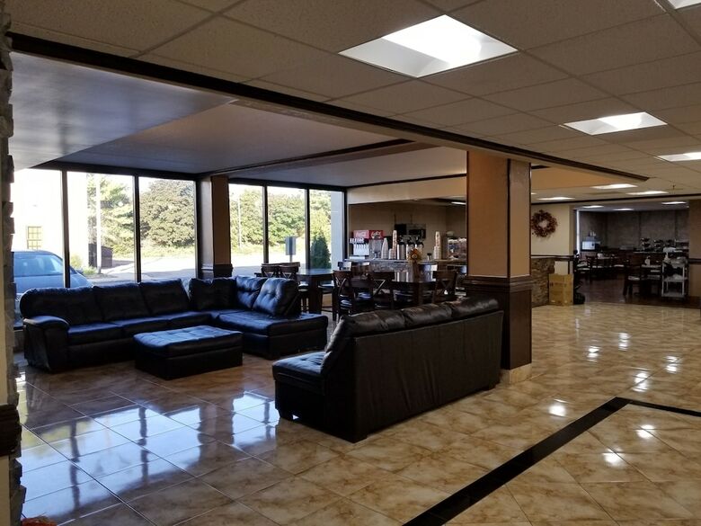 Hotel Clarion Inn & Suites Airport