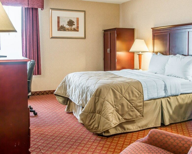 Hotel Clarion Inn & Suites Airport
