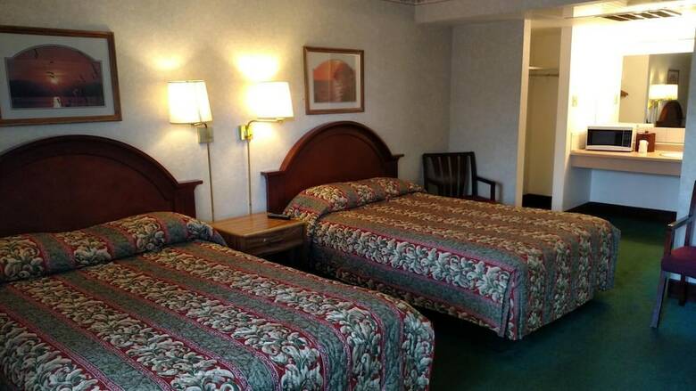 Hotel Travelers Uptown Motel