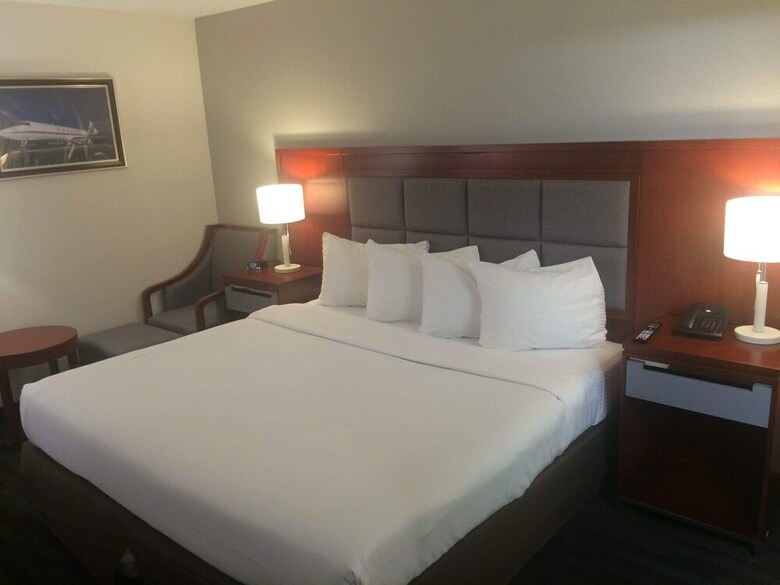Hotel Ramada Plaza By Wyndham Chicago North Shore