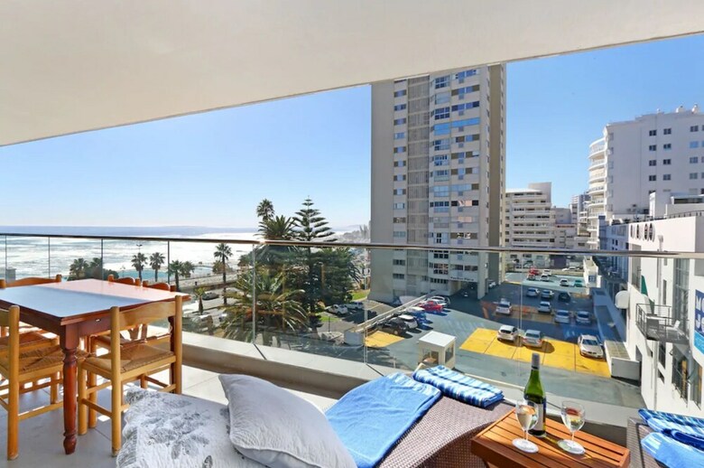 Apartamentos Four On C Luxury Suites