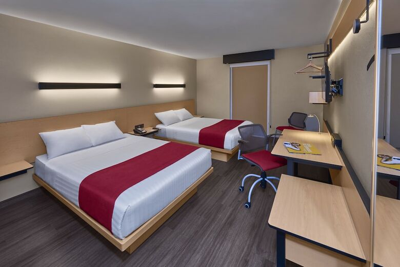 Hotel City Express La Raza