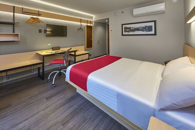 Hotel City Express La Raza