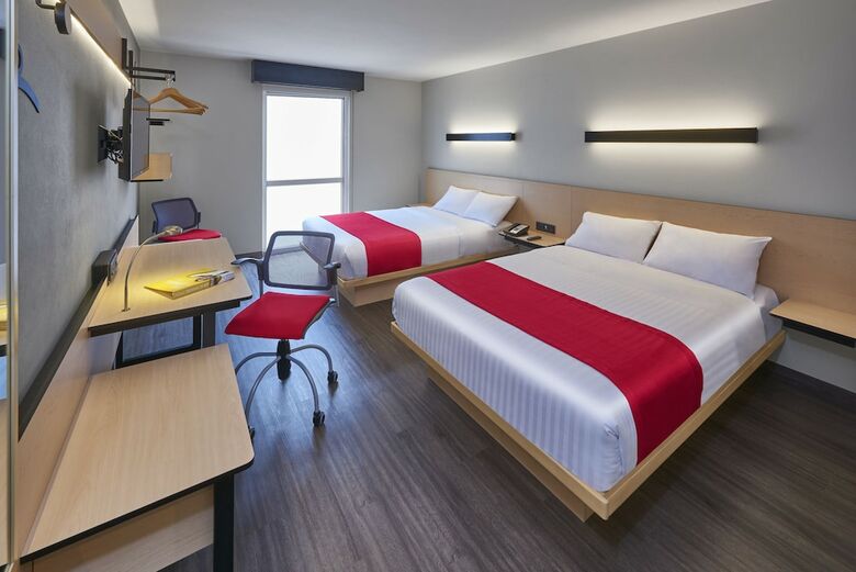 Hotel City Express La Raza