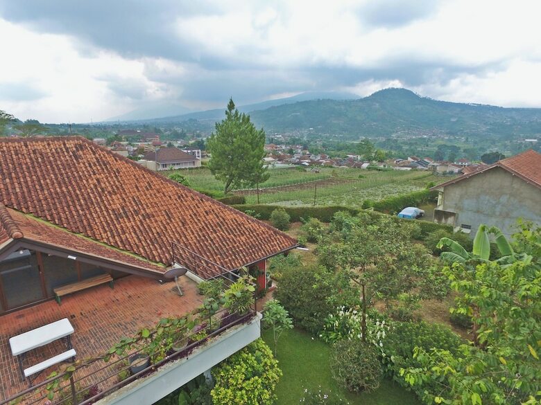 Villa Vila Bunga Merah Gelatik