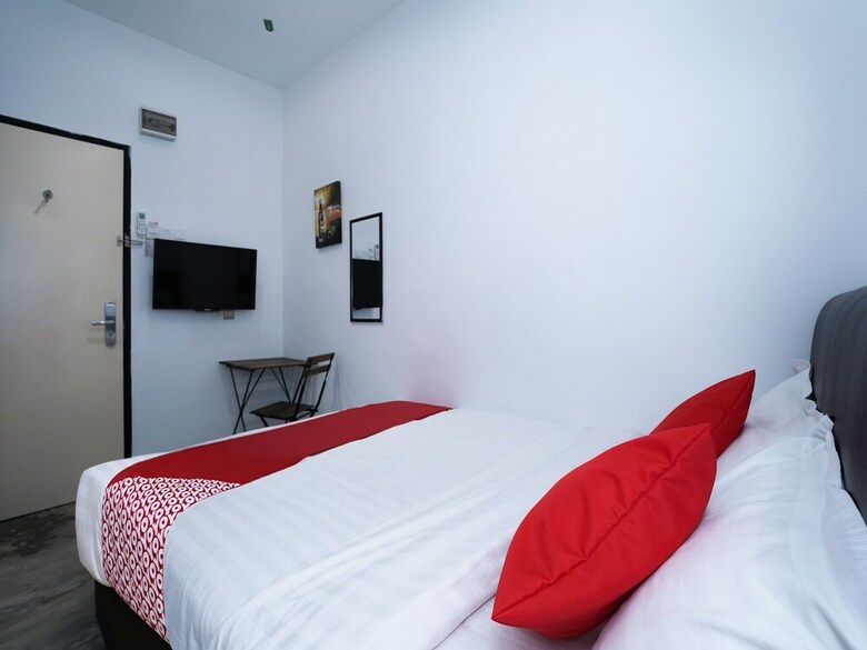 Oyo 758 Comma Hotel