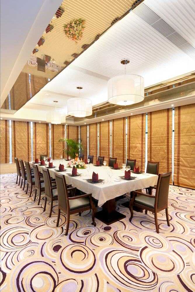 Golden Eagle Summit Hotel (downtown)