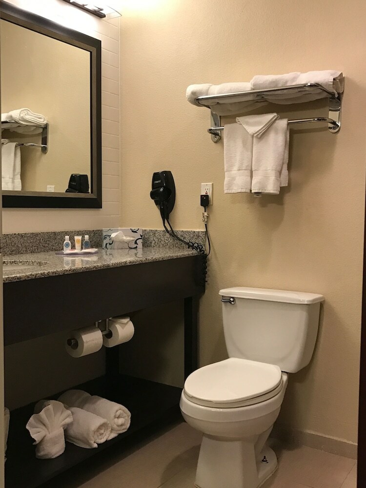 Hotel Comfort Inn & Suites