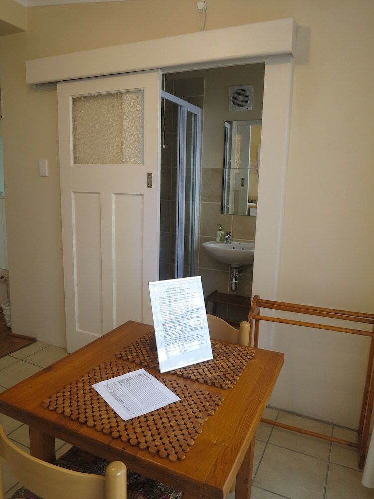 Hotel Dempsey's Guest House