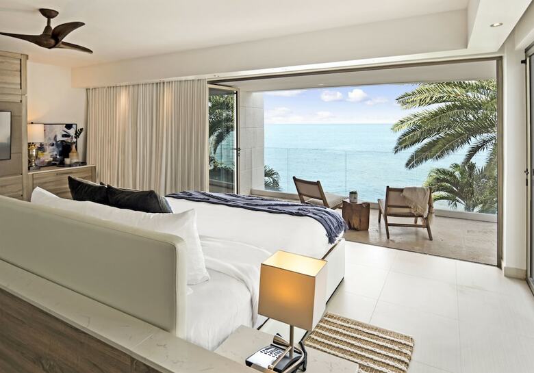 Hotel Hodges Bay Resort And Spa