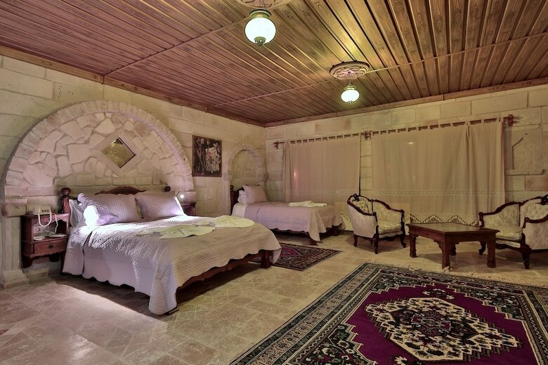 Hotel Shoestring Stone House