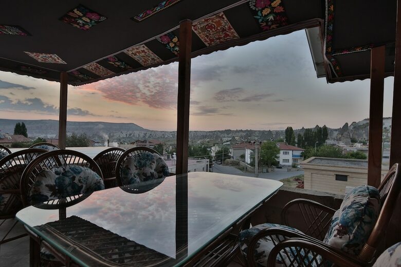 Hotel Shoestring Stone House