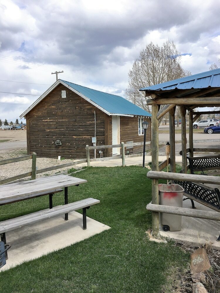 Tenderfoot Cabins & Motel