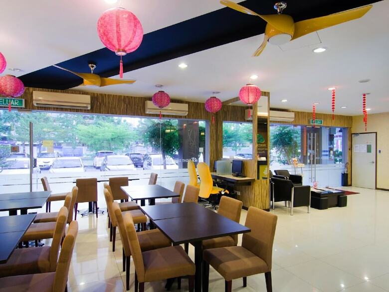 8 Days Boutique Hotel @ Mount Austin Jb