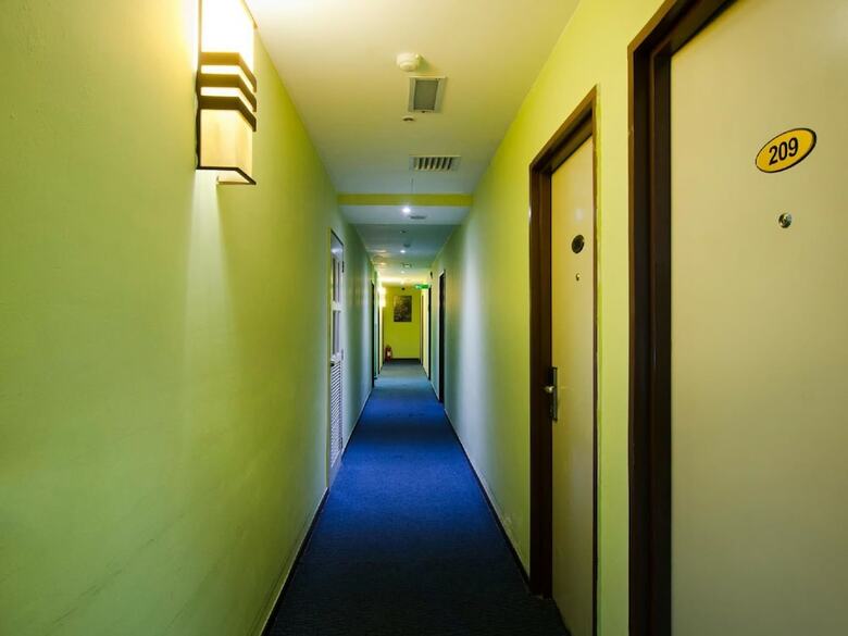 8 Days Boutique Hotel @ Mount Austin Jb