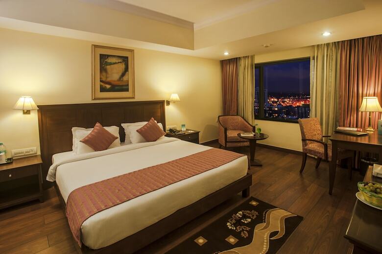 Hotel Le Lac Sarovar Portico