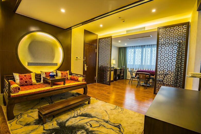 Hostal Graceland Garden Court Hotel