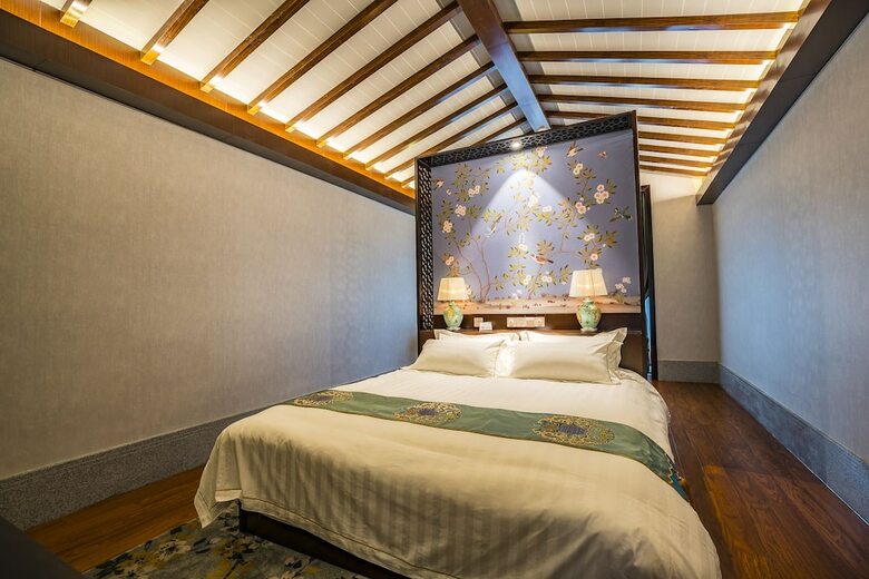 Hostal Graceland Garden Court Hotel
