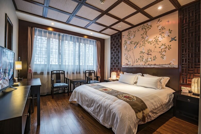Hostal Graceland Garden Court Hotel