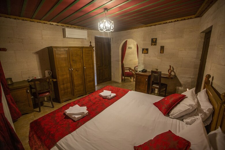 Hermes Cave Hotel